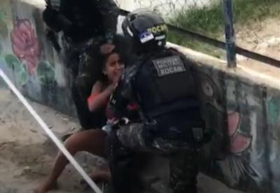 Vídeo: policiais militares agridem mulher em comunidade no Recife