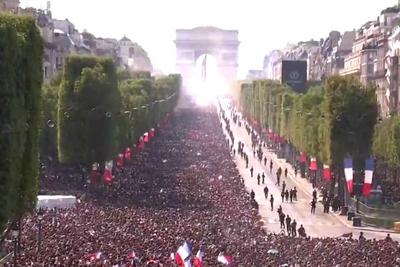 Seleção francesa é recebida com festa pela torcida em Paris