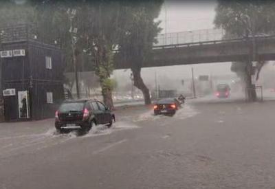 Forte chuva provoca alagamentos em São Paulo e no Rio de Janeiro