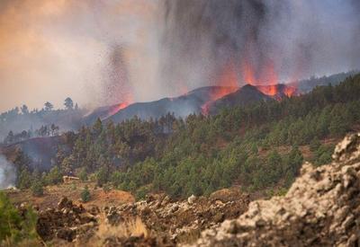 Cume de vulcão desaba e fluxo de lava aumenta na ilha de La Palma