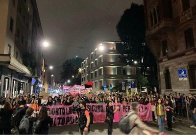 Após vitória de Meloni, italianos vão às ruas em defesa do aborto
