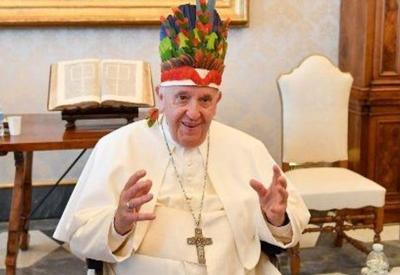 De cocar, papa pede que bispos escutem povos indígenas