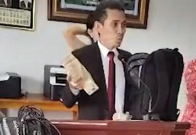 Vereador acusa prefeito e joga dinheiro de suposto suborno pela janela