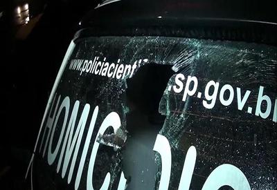 Homem quebra vidro de viatura da Polícia Civil com soco