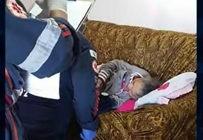 Idosa de 97 anos com sinais de desnutrição é agredida pela filha