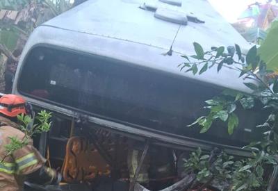 Colisão entre carro e ônibus deixa uma pessoa morta e 24 feridos no Rio de janeiro