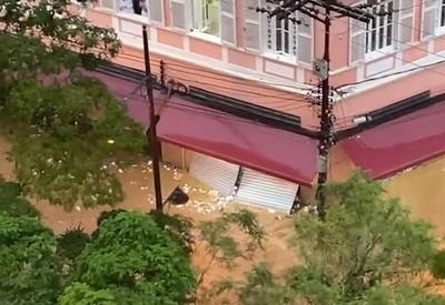 Uma pessoa morre e três são soterradas após chuva em Petrópolis (RJ)