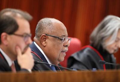 Com voto de relator para que Bolsonaro fique inelegível, TSE adia julgamento