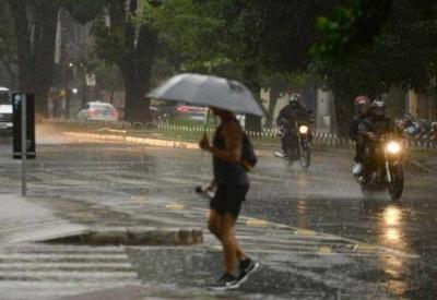 Chuva intensa causa alagamentos e transtornos em Belo Horizonte; veja vídeos