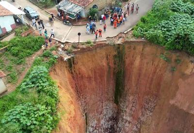 Chuvas provocam crateras de 70 metros profundidade no Maranhão