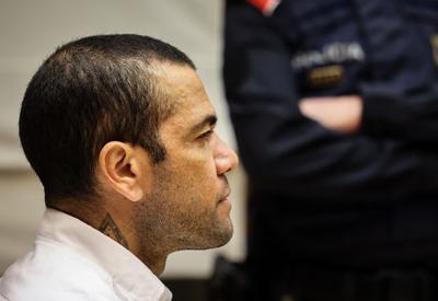 Após perder prazo de pagamento da fiança, Daniel Alves passará mais uma noite na prisão 