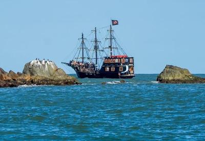 Navio pirata garante diversão e aventura pelas ilhas de Penha, em SC