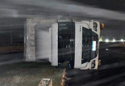 Rajadas de vento derrubam caminhão e arrancam ponto de ônibus em Santa Catarina