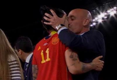 Dirigente espanhol que beijou jogadora à força é detido por corrupção