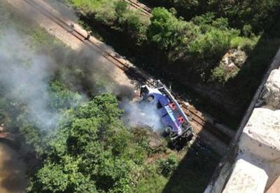 Ônibus cai de viaduto em Minas Gerais e deixa 16 mortos