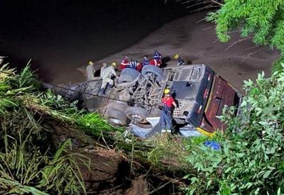 Ônibus com 50 passageiros cai em ribanceira e deixa 5 mortos em Goiás