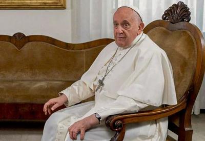 Com bronquite, papa Francisco não consegue finalizar discurso em evento no Vaticano