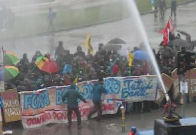 Polícia italiana usa jatos d'água para conter ato contra Bolsonaro