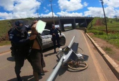 De bicicleta, homem rouba poste de luz em Brasília