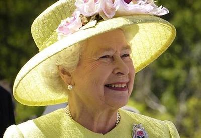 Rainha Elizabeth II continua a trabalhar mesmo com covid