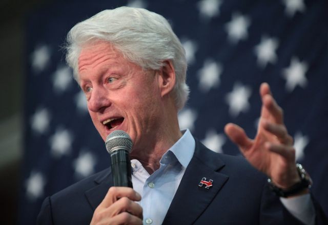 Bill Clinton é citado em documentos ligados ao traficante sexual Jeffrey Epstein
