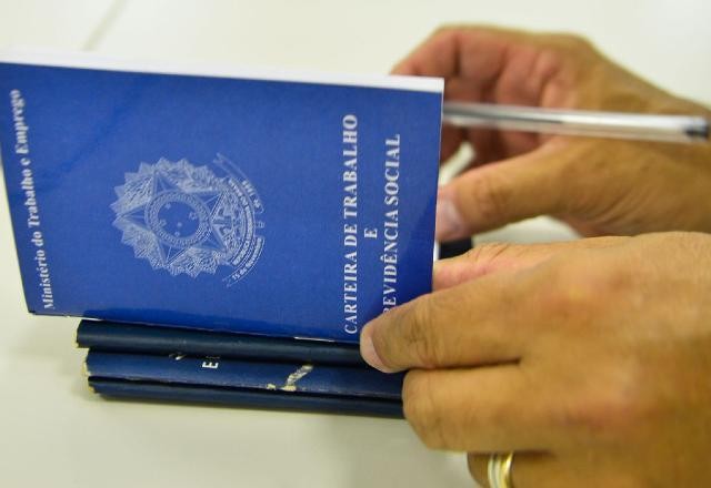 Brasil abre 136.189 postos de trabalho com carteira assinada em março