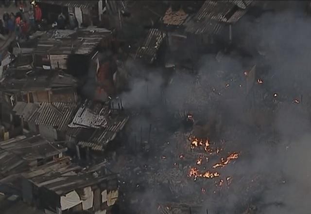 Incêndio de grandes proporções atinge comunidade em Osasco (SP)