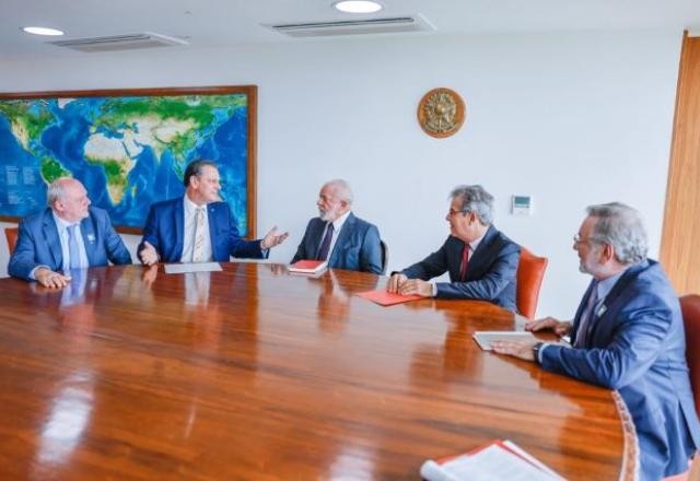 Em reunião no Planalto, Lula recebe detalhes de viagem à China