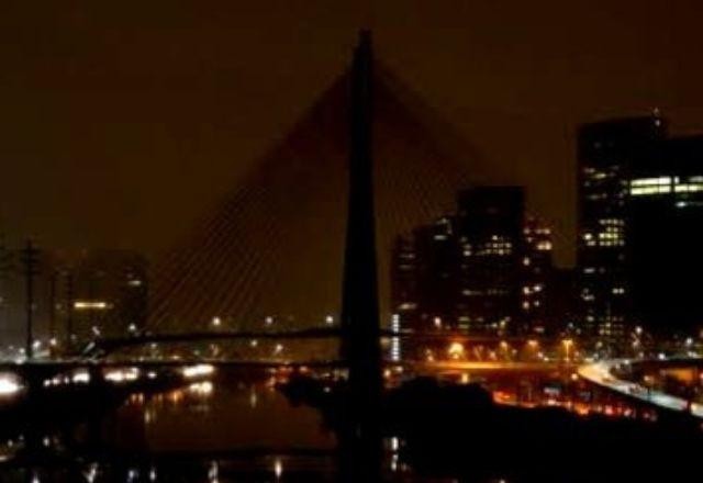 SP: Ponte Estaiada fica às escuras após criminosos furtarem cabos e luminárias