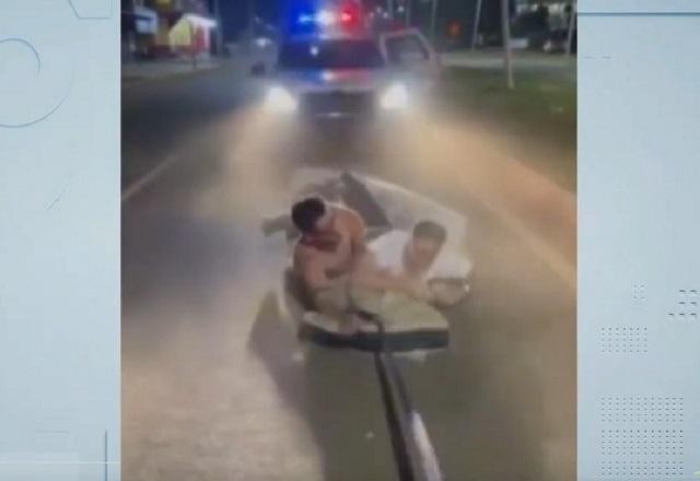 Homem flagrado "surfando" em colchão puxado por caminhonete é preso