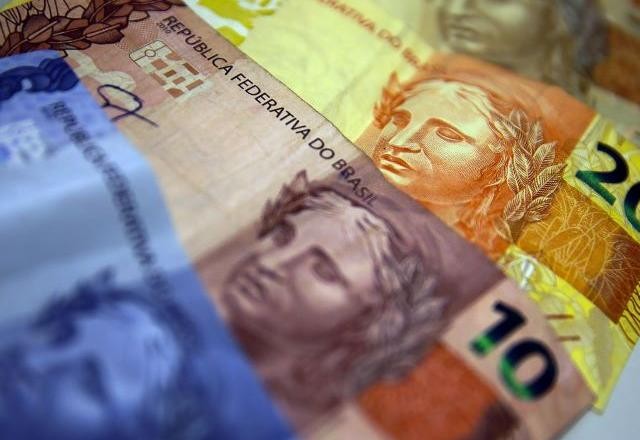 Fazenda admite salário mínimo de R$ 1.320 se houver queda de despesas