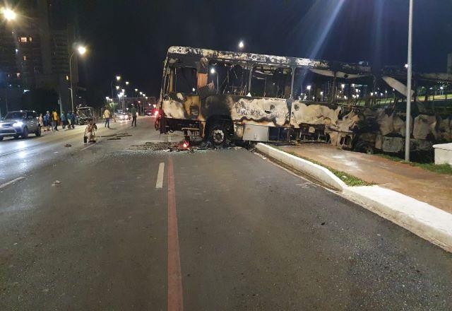 Bolsonaristas tentam invadir sede da Polícia Federal e incendeiam ônibus