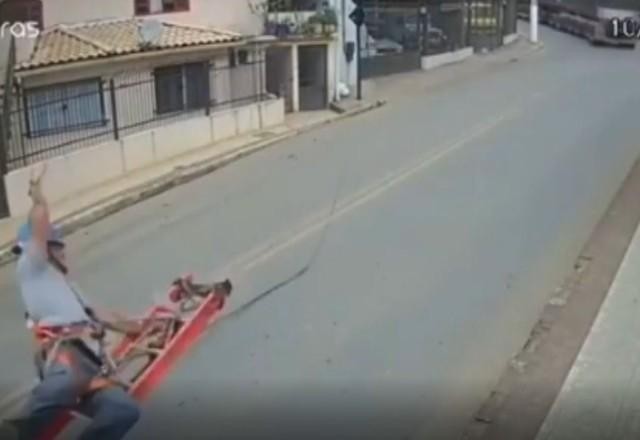 Vídeo: carreta leva fiação e arrasta trabalhador pelo asfalto no ES