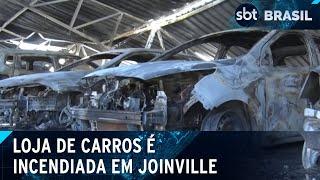 Cerca de 70 veículos são destruídos em incêndio | SBT Brasil (26/03/24)