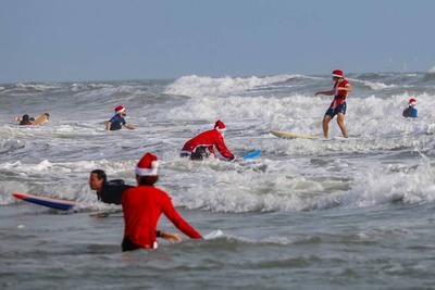 Papai Noel Surfista e outras ações na véspera de Natal