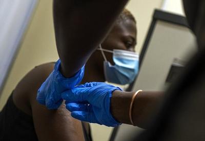 África do Sul oferece doses da vacina de Oxford à União Africana