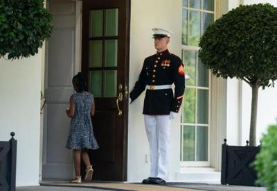 Filha de George Floyd visita a Casa Branca
