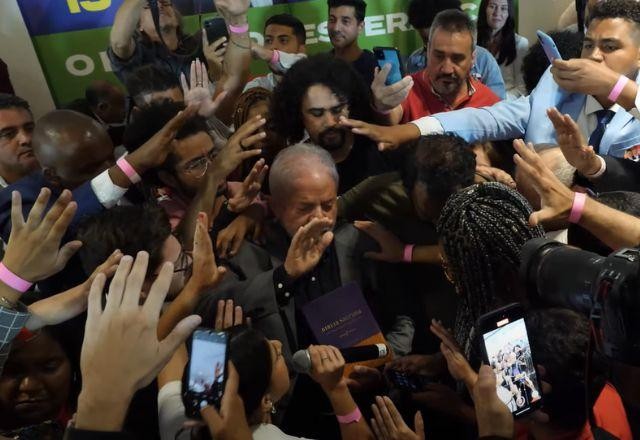 A evangélicos, Lula diz ser contra uso político da religião e aborto