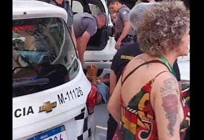 Vídeo: Homem é amarrado e colocado dentro de viatura em abordagem policial