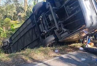 Ônibus capota na região sul de SP e deixa ao menos uma vítima fatal
