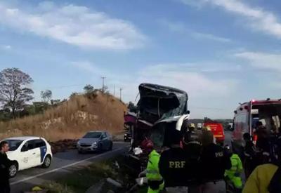 Acidente entre caminhão e ônibus deixa 9 feridos graves em Minas Gerais