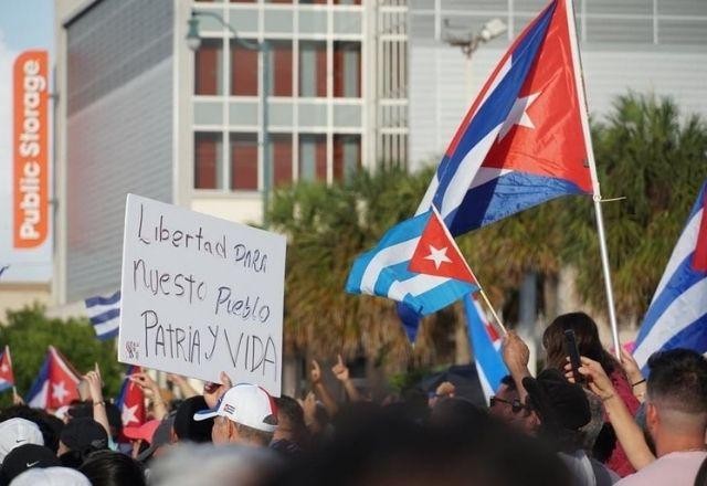 Manifestantes vão às ruas contra o governo em Cuba