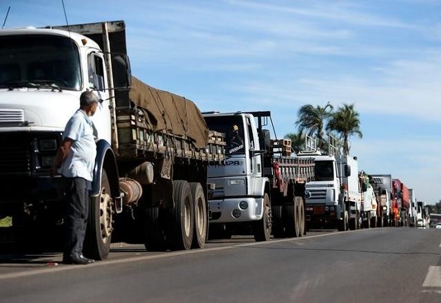 Justiça Federal proíbe caminhoneiros de fazerem bloqueios durante greve