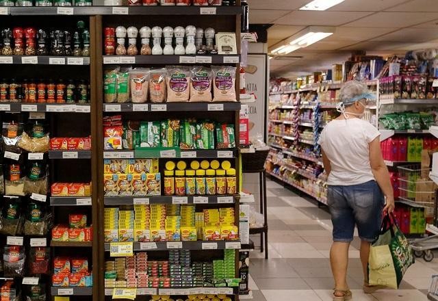 Avanço da inflação obriga brasileiros a mudarem hábitos alimentares