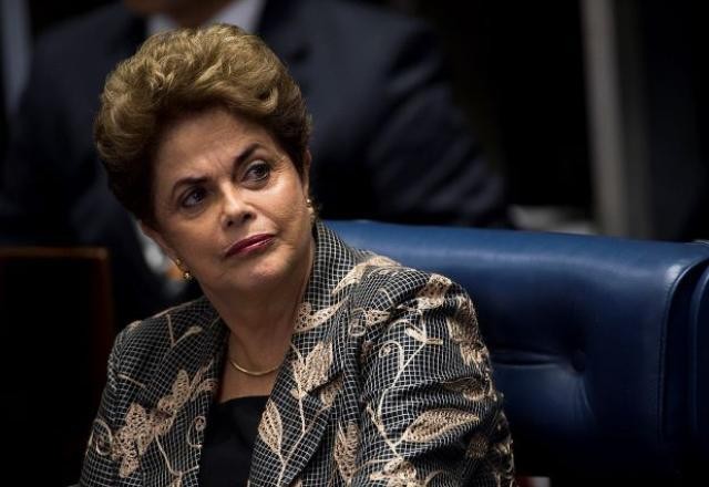 Dilma assume cargo no Brics, mas cerimônia de posse fica para viagem de Lula