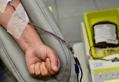 EUA suspendem proibição de doação de sangue por homens gays e bissexuais