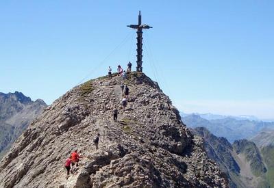 Homem perde equilíbrio e cai de pico nos Alpes enquanto fotografava