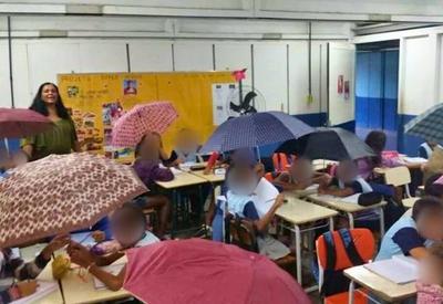 Alunos usam guarda-chuva por causa de goteiras em sala de aula no RJ