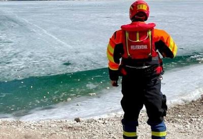 Bebê e outros 13 turistas caem em lago congelado na Itália