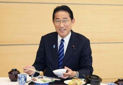 Primeiro-ministro japonês come peixe de Fukushima: "seguro e delicioso"